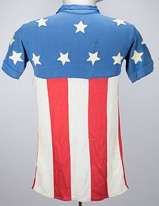 Radsporttrikot - 1936 Gustav Kilian  | Original getragenes Radsporttrikot (match worn) von Gustav Kilian (GER; 1907-2000) aus der Zeit 1934 -1936. Gustav Kilian war von 1925 bis 1951 erfolgreicher Dechstagerennfahrer, er bestirtt 125 Sechstagerennen, dabie war er 34x Sieger. Dieses Trikot trug Kilian in der Zeit von 1934 bis 1936, auch bei ausländischen Wettbewerben in den USA und Großbritannien. Seidentrikot mit blau, weiß und roten genähten Seidenstoff. Mit aufgenähten weißen Filzsternen. Mit Knopfleiste und Knöpfen. Museumstück!!!. - Bild 2
