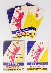 Sammelbilder-Bergmann 66  | Fußball Bildersammelband 1966/67. Leeralbum (unbeklebt, Zustand B) ca. 400 original Signaturen der Spieler auf 368 Karten (nur Karte Nr. 36 Elmar May ist unsigniert). Dabei: 6 ungeöffnete Kauftüten mit Bildern. - Bild 2
