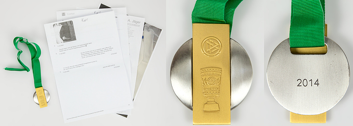 Siegermedaille DFB Pokal 2014 Bayern München  | Original Siegermedaille von Bayern München von Arjen Robben für den DFB-Pokalsieg am 17.05.2014 in Berlin. Bayern München v Borussia Dortmund (2:0 n.V.). Arjen Robben erzielte in der 107. Minute das 1:0 für die Bayern. Mit der Gravur auf der Rückseite "2014". Matt polierter Edelstahl mit vergoldeter Plakette. (Gewicht ca. 83 Gramm), Hersteller: W.A. Jäger, 6x5,2cm mit original Seidenband.