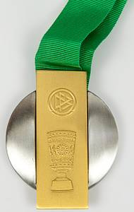 Siegermedaille DFB Pokal 2014 Bayern München  | Original Siegermedaille von Bayern München von Arjen Robben für den DFB-Pokalsieg am 17.05.2014 in Berlin. Bayern München v Borussia Dortmund (2:0 n.V.). Arjen Robben erzielte in der 107. Minute das 1:0 für die Bayern. Mit der Gravur auf der Rückseite "2014". Matt polierter Edelstahl mit vergoldeter Plakette. (Gewicht ca. 83 Gramm), Hersteller: W.A. Jäger, 6x5,2cm mit original Seidenband. - Bild 2