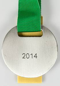 Siegermedaille DFB Pokal 2014 Bayern München  | Original Siegermedaille von Bayern München von Arjen Robben für den DFB-Pokalsieg am 17.05.2014 in Berlin. Bayern München v Borussia Dortmund (2:0 n.V.). Arjen Robben erzielte in der 107. Minute das 1:0 für die Bayern. Mit der Gravur auf der Rückseite "2014". Matt polierter Edelstahl mit vergoldeter Plakette. (Gewicht ca. 83 Gramm), Hersteller: W.A. Jäger, 6x5,2cm mit original Seidenband. - Bild 3