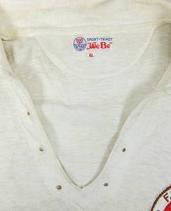 Original match-worn player shirt from FC St. Pauli Hamburg (Amateur team) from 1961. Worn by Peter Wagner in a league match. Includes original FC St. Pauli shorts. Status:ABA. Also included: FC St. Pauli "match call-up" postcard addressed to player Peter Wagner, postmarked February 16, 1961. Museum piece!! Long-sleeved shirt; size 6; cotton; manufacturer: "WeBe" (embroidered label). Sewn-on, embroidered FC St. Pauli club crest. No number on the back (it was common practice for amateur players to play without back numbers!). Shorts: cotton in the signature St. Pauli brown. Size: 5. Manufacturer: Allround (embroidered label). Very well-preserved items; rarely found in this condition! --The shirt comes directly from the estate of player Peter Wagner. Condition: A- - Bild 2