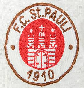 Original match-worn player shirt from FC St. Pauli Hamburg (Amateur team) from 1961. Worn by Peter Wagner in a league match. Includes original FC St. Pauli shorts. Status:ABA. Also included: FC St. Pauli "match call-up" postcard addressed to player Peter Wagner, postmarked February 16, 1961. Museum piece!! Long-sleeved shirt; size 6; cotton; manufacturer: "WeBe" (embroidered label). Sewn-on, embroidered FC St. Pauli club crest. No number on the back (it was common practice for amateur players to play without back numbers!). Shorts: cotton in the signature St. Pauli brown. Size: 5. Manufacturer: Allround (embroidered label). Very well-preserved items; rarely found in this condition! --The shirt comes directly from the estate of player Peter Wagner. Condition: A- - Bild 3