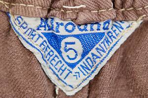 Original match-worn player shirt from FC St. Pauli Hamburg (Amateur team) from 1961. Worn by Peter Wagner in a league match. Includes original FC St. Pauli shorts. Status:ABA. Also included: FC St. Pauli "match call-up" postcard addressed to player Peter Wagner, postmarked February 16, 1961. Museum piece!! Long-sleeved shirt; size 6; cotton; manufacturer: "WeBe" (embroidered label). Sewn-on, embroidered FC St. Pauli club crest. No number on the back (it was common practice for amateur players to play without back numbers!). Shorts: cotton in the signature St. Pauli brown. Size: 5. Manufacturer: Allround (embroidered label). Very well-preserved items; rarely found in this condition! --The shirt comes directly from the estate of player Peter Wagner. Condition: A- - Bild 6