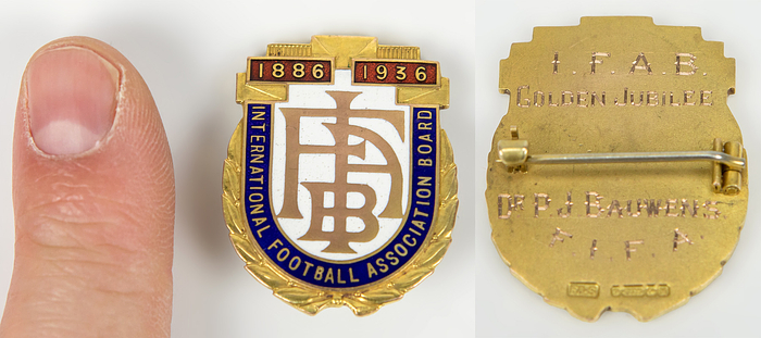 Official FIFA/IFAB (International Football Association Board) anniversary pin bearing the inscription "International Football Association Board 1886–1936," issued exclusively for the eight members of this FIFA-affiliated body. Personal badge belonging to the German member Peco Bauwens. Engraving on the reverse: "I.F.A.B. Golden Jubilee Dr. Peco Bauwens. FIFA." Gold (hallmarked 0.375 / 9-karat; total weight: 19 grams; gold weight: 7.125 grams), 3.5 x 2.8 cm. --Top Rarität!!! Es wurden nur 8 Abzeichen für die Mitglieder hergestellt. Peco Bauwens (GER, 1886-1963; 1 Länderspiel für Deutschland; FIFA - Execuitv Mitglied 1932-1942, DFB Präsident 1950-1962; IFAB Mitglied 1926 - 1942). Condition: A