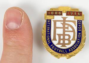 FIFA - IFAB - Abzeichen 1936  | Offizieller Jubiläumspin der IFAB (International Football Association Board) der FIFA mit der Inschrift "International Football Association Board 1886 - 1936" nur für die acht Mitglieder dieser FIFA - Organisation. Persönlicher Badge des deutschen Mitgliedes Peco Bauwens. Rückseite mit Gravur "I.F.A.B. Golden Jubilee Dr. Peco Bauwens. FIFA". Gold (gepunzt 0,375 9 Karat. Gesamtgewicht: 19 Gramm. Goldgewicht 7,125 Gramm), 3,5x2,8 cm. - Bild 2