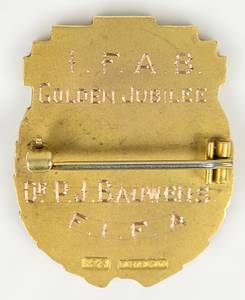 Official FIFA/IFAB (International Football Association Board) anniversary pin bearing the inscription "International Football Association Board 1886–1936," issued exclusively for the eight members of this FIFA-affiliated body. Personal badge belonging to the German member Peco Bauwens. Engraving on the reverse: "I.F.A.B. Golden Jubilee Dr. Peco Bauwens. FIFA." Gold (hallmarked 0.375 / 9-karat; total weight: 19 grams; gold weight: 7.125 grams), 3.5 x 2.8 cm. --Top Rarität!!! Es wurden nur 8 Abzeichen für die Mitglieder hergestellt. Peco Bauwens (GER, 1886-1963; 1 Länderspiel für Deutschland; FIFA - Execuitv Mitglied 1932-1942, DFB Präsident 1950-1962; IFAB Mitglied 1926 - 1942). Condition: A - Bild 3
