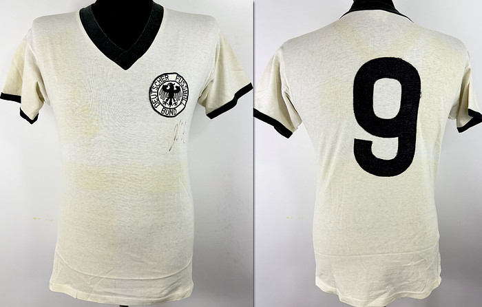 DFB - Trikot 1972  | Original match worn DFB Spielertrikot mit der Nummer 9 aus dem Länderspieljahr 1972/1973, Hersteller Erima. Trikot ist signiert. Kommt aus der Sammlung des ehemaligen DFB-Busfahrers. Status:ABA.