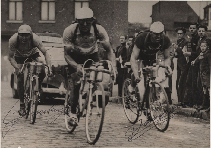 Girardengo, Constante  | (1893-1978) Pressefoto mit Originalsignatur vom Giro D'Italia Sieger 1919 + 1923 Constante Girardengo (rechts im Bild), 18x12,5 cm