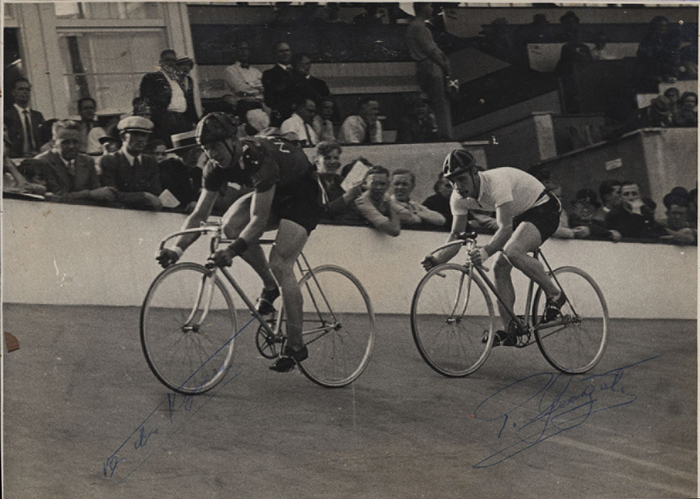 Georget, Pierre  | (1917-1964) Pressefoto mit original Signatur mit Tinte von Pierre Georget (FRA). Silbermedaille bei den Olympischen Spielen 1936 im Radsport 1000 m  Zeitfahren und Bronze auf dem Tandem. 1936 Vize - Weltmeister bei den Profis Sprint, 17,5 x 13 cm