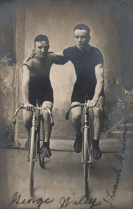 Wiley, George  | (1885-1954) S/W-Postkarte mit original Signatur von George Wiley (USA). Silbermedaille bei den Olympischen Spielen 1904 über 5 Meilen und Bronze über 25. meilen. Profi Weltmeister Steher 1912; 5x USA Meister); 13,5x9 cm