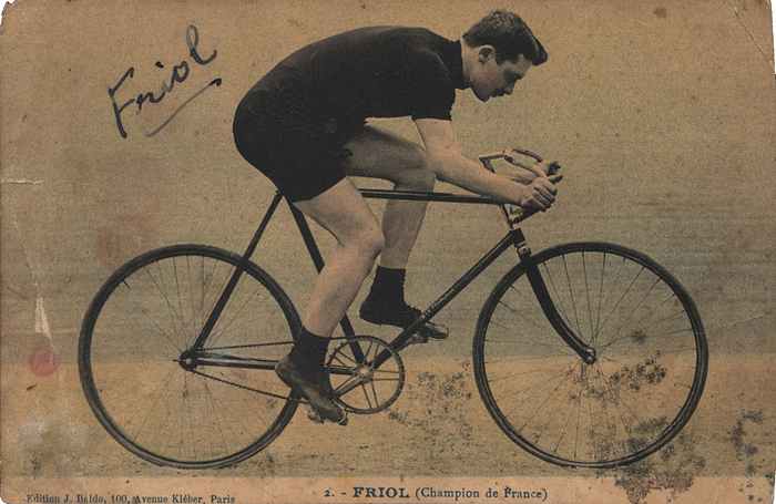 Friol, Emil  | (1881-1916) Farbpostkarte mit original Signatur von Emil Friol (FRA). Radsport Weltmeister Profi Steher 1907 + 1910, 13,5x9 cm