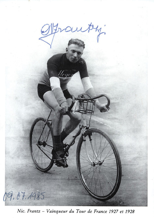 Frantz, Nicolaus  | (1899-1985) S/W-Autogrammkarte mit Originalsignatur des 2maligen Tour de France Siegers 1927 und 1928 Nic Frantz (LUX), datiert 09.07.1985, drei Monate vor seinem Tod, 12,5x9 cm.