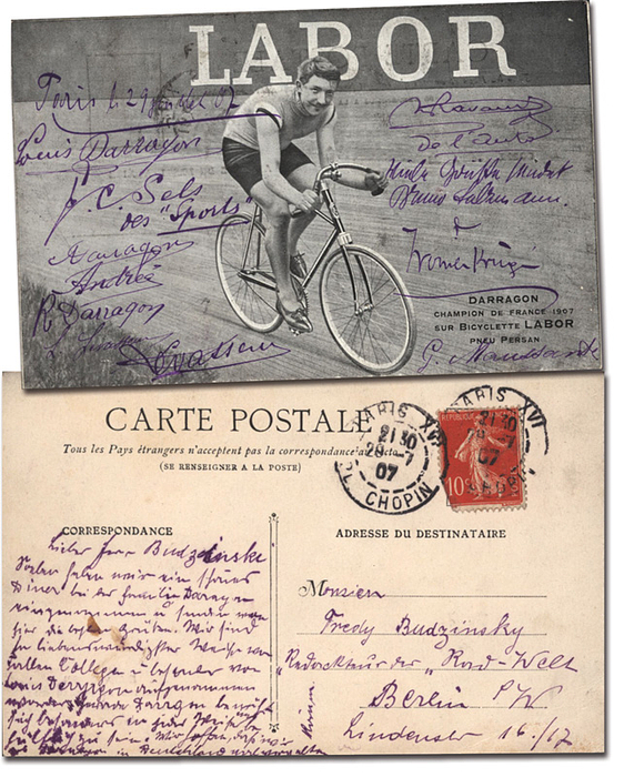 Salzmann, Bruno  | Handschriftliches Postkarte von Bruno Salzmann (1883 - verstr.; GER) an Fred Budzinsky (Sport-Welt) vom 28.7.1907 aus Paris. Mit original Originalsignatur vom deutschen Bahnradsportler Bruno Salzmann. Vize-Weltmeister beim Steherrennen der Amateure 1901. Signatur von Louis Darragon (FRA; 1883-1918) 1906 + 1907 Weltmeister Steher; 1905 3.EM. Und 7 weitere Signaturen!, 14x9 cm