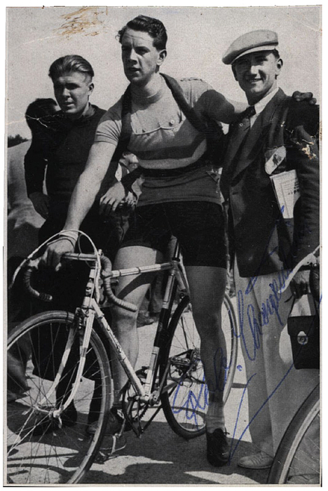 Charpentier, Robert  | (1916-1966) Sammelbilder (Reemstma) mit original Signatur von Robert Charpentier (FRA) in Tinte. Goldmedaille bei den Olympischen Spielen 1936 im Straßenrennen Einzel und Mannschaftsverfolgung (Radsport). Tour de France Fahrer, 11,5x7,5 cm