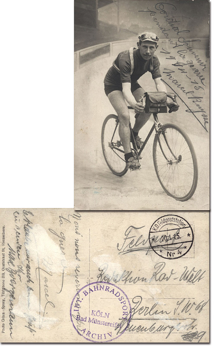 Buysse, Marcel  | (1889-1939) S/W-Postkarte mit original Signatur von Marcel Buysse (BEL) auf der Vorderseite. Auf der Rückseite handschrifliche Widmung in französisch und Signatur "Marcel". 1912 Tour de France 4.Platz, 1913 3.Platz. Ertser Ausländer beim Giro d´Italia auf dem Podium 1919 Platz 3. 1914 Sieger Flandern Rundfahrt. Karte gelaufen 20.1.1915, 14x9 cm