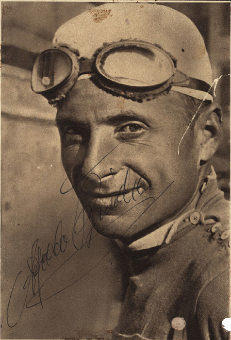 Binda, Alfredo  | (1902-1986) Postkarte von Alfredo Binda mit Originalsignatur. Italienischer Radsport Straßen-Weltmeister 1927 + 1930 + 1932 und 5facher Giro-Gewinner. 14x9 cm