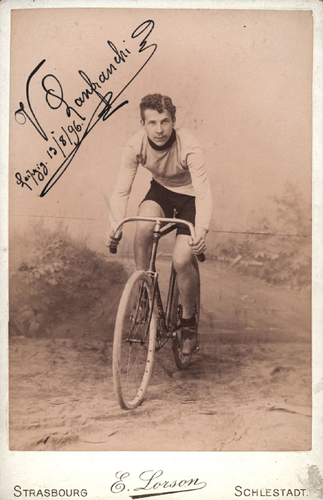Lanfranchi, Vincenzo  | (1875-1952) S/W-Foto mit original Signatur von Vincenzo Lanfranchi (ITA) datiert 19.8.1896. Er wurde 1896 Dritter im Sprint der profis bei den Italienischen Meisterschaften. Ab 1903 wurde er Motorradrennfahrer, gewann mehrerer Rennen und fuhr am 3.10.1904 mit 123,287 km/h den Gewchwindigkeitsrekord für Motorräder. 16x10 cm