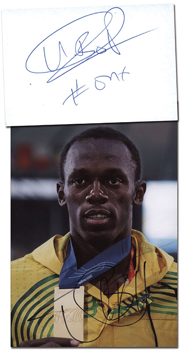 Bolt, Usain  | Farbfoto mit Originalsignatur von Usain Bolt. 11-facher Weltmeister und 9-fachen Olympiasieger über 100m, 200m und 4x100m-Staffel für Jamaika. Weltrekordhalter in der 4-mal-100-Meter-Staffel, im 100- und im 200-Meter-Lauf. 15x10,5 cm + Signierter Blancobeleg, 11x8 cm