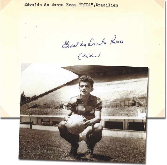 Dida  | (1934-2002) Blancobeleg mit original Signatur von Dida (Edvaldo Alves de Santa Rosa). Fußball - Weltmeister 1958 mit Brasilien. Er absolvierte für Brasilien 6 Länderspiele und wurde beim World Cup 1958 in einem Spiel eingesetzt., 14x10 cm