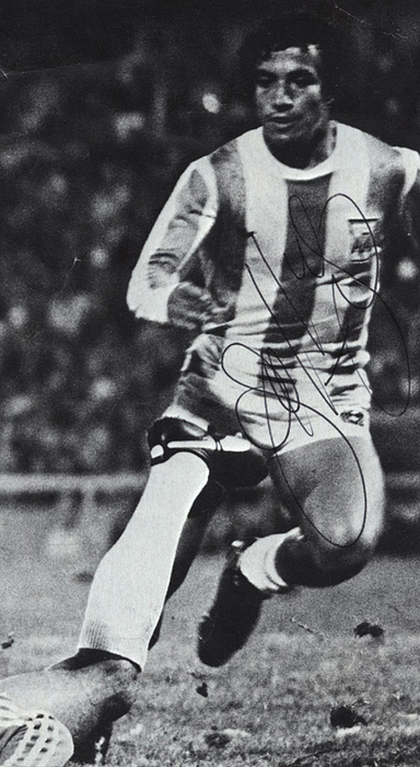 Gallego, Americo Ruben  | S/W-Magazinfoto mit original Signatur von Americo Ruben Gallego. Fußball Weltmeister 1978 mit Argentinien. 15x8,5 cm.