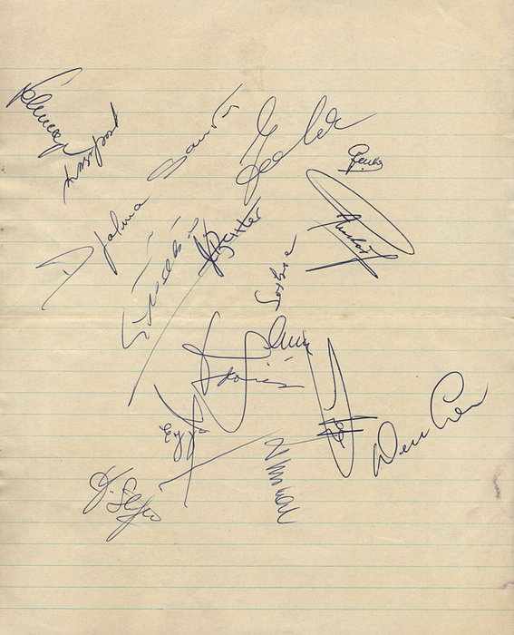 Weltauswahl 1963  | Blancobeleg mit 17 original Signaturen der Spieler der FIFA - Weltauswahl vom Spiel England v FIFA 1963 in London mit den Signaturen der Spieler Yashin, Djalma Santos, Schnellinger, Pluskal, Masopust, Kopa, di Stefano, Eusebio, Jim Baxter, Milutin Soskic, Seeler, Puskas, Luis Eyzaguirre, 25x20 cm.