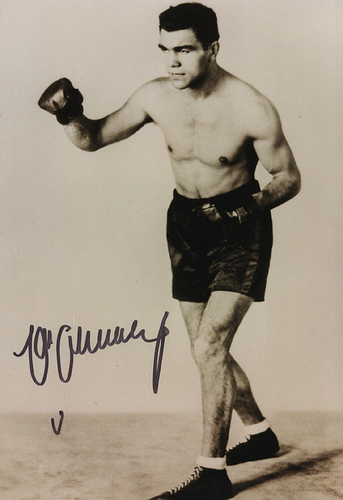 Schmeling, Max  | (1905-2005) Großes S/W-Reprofoto mit Originalsignatur von der deutschen Box-Legende und Weltmeister Max Schmeling. 30x20 cm.