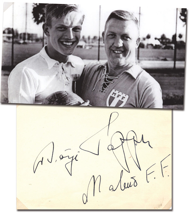 Tapper, Börje  | (1922-1981) Blancobeleg mit original Signatur von Börje Tapper: Teilnehmer mit Schweden an der Fußball Weltmeisterschaft 1950 und belegte den 3.Platz. Er wurde während des Turniers jedoch nicht eingesetzt, 13x10 cm