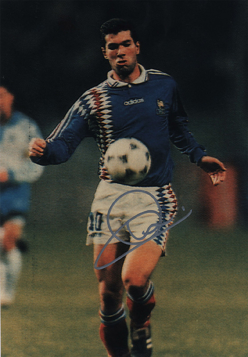 Zidane  | Originalsignatur auf Farb-Reprofoto vom Weltmeister 1998 und Europameister 2000 mit Frankreich, Zinedine Zidane. 30x20 cm.