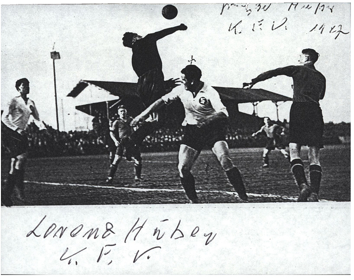 Huber, Lorenz  | (1906-1989) Fotkopiertes Foto mit Originalsignatur und dem handschriftlichen Zusatz  "K.F.V." (Karlsruher Fussball Verein)" von Lorenz "Lora" Huber. (1 DFB A-Länderspiel 1932). 13,5x10,5 cm.