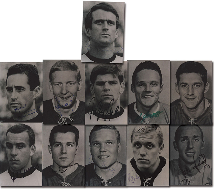 Nationalmannschaft 1966  | 11 S/W-Reprofotos von Spielern der deutschen Nationalmannschaft bei der  Fußball - Weltmeisterschaft 1966 mit original Signaturen, je 15x10,5 cm.