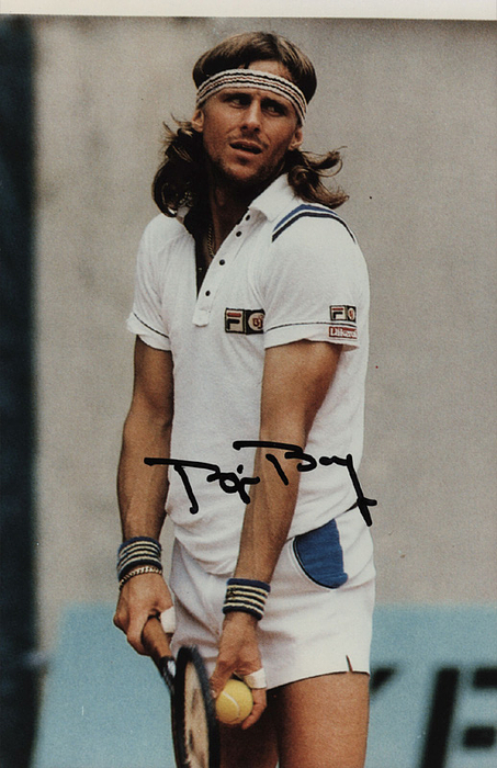Borg, Björn  | Großes Farbreporfoto mit mit Originalsignatur von der schwedischen Tennislegender und mehrfachen Wimbledonsiegers Björn Borg, 28x18 cm