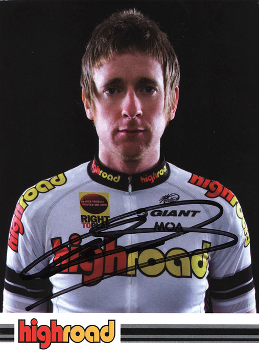 Wiggins, Bradley  | Farbfoto mit Originalsignatur vom Tour de France Sieger 2012 Bradley Wiggins (GBR). Gewann Olympia 2000 Bronze (Mannschaftsverfolgung), 2004 Gold (Einzelverfolgung) + Silber (Mannschaft), 2008 Gold (Einzelverfolgung), 2012 Gold (Zeitfahren),  15x10 cm.