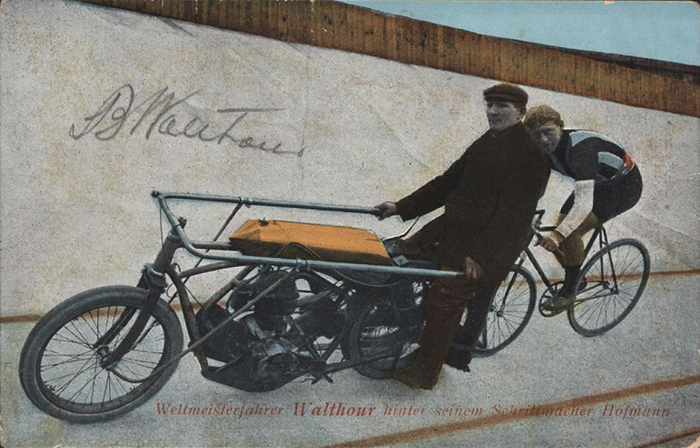 Walthour, Robert  | (1878-1949) Farbpotkarte mit original Signatur von Robert Walthour (USA). 2facher Steher Weltmeister 1904 + 1905. 1911 Steher Europameister. 13,5 x 9 cm