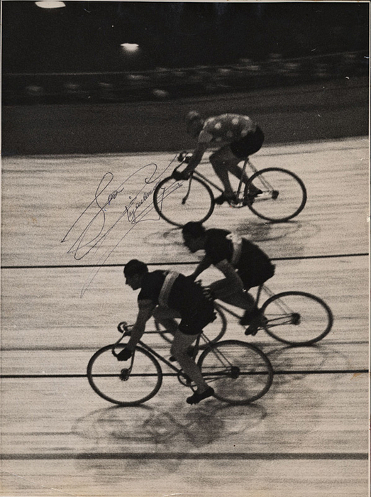 Pijnenburg, Jan  | (1906-1979) S/W-Pressefoto mit original Signatur von Jan Pijnenburg  (NED) in Tinte. Silbermedaillengewinner im Radsport (Mannschaftverfolgung) bei den Olympischen Spielen 1928, 23,5x17,5  cm.