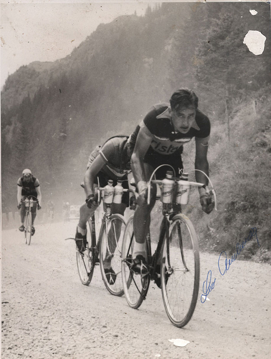 Amberg, Leo  | (1912-1999) S/W-Pressefoto mit Originalsignatur Leo Amberg (SUI). 4x Tour de France 1937 3.Plaz. Tour de Suisse 1935 2.; 1936 3.; 1937 2.. 3.Platz  Rad - WM 1938. 13x8cm.