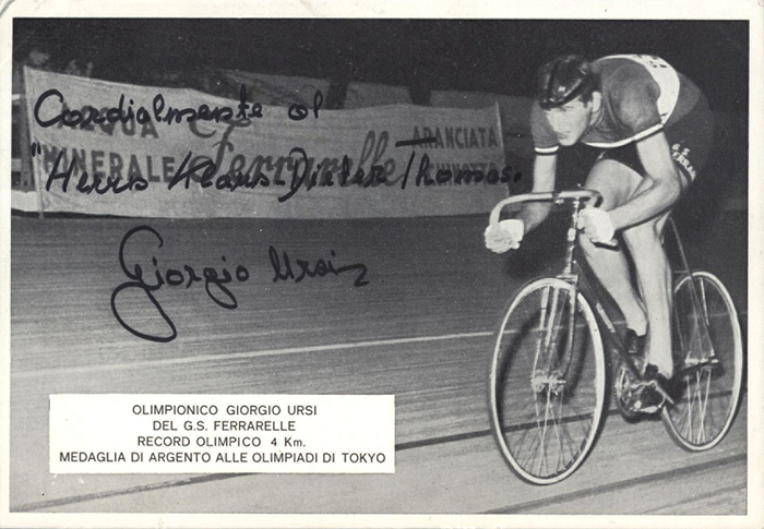 Ursi, Giorgio  | (1942-1982) Autogrammkarte mit original Signatur von Giorgio Ursi (ITA). Silbermedaille bei den Olympischen Spielen 1964 im Radsport in der Einerverfolgung, 14x10,5 cm