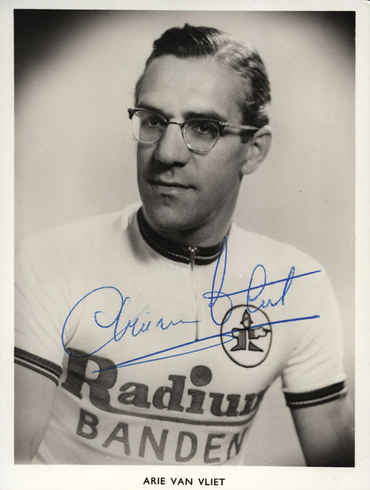 van Vliet, Arie  | (1916-2001) Autogrammkarte mit Originalsignatur von Arie Gerrit van Vliet. Niederländischer Radrennfahrer. Im Bahnradsport 1936 Olympiasieger beim 1000-m-Zeitfahren und Olympiazweiter beim Sprint. 11,5x8,5 cm.