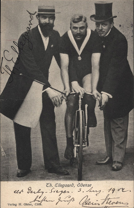 Ellegaard, Thorvald  | (1877-1954) S/W-Postkarte mit original Signatur von Thorvald Ellegaard (DEN). 6facher Weltmeister im Sprint (Profi) 1901-1911. Ellegaard galt als einer der größten Sportler Dänemarks. Karte gealufen, 22.8.1905 geschrieben vom Präsidenten des BDR und bekannten deutschen Radsportjournalisten Heinrich Stevens (1881-1940), 14x9 cm