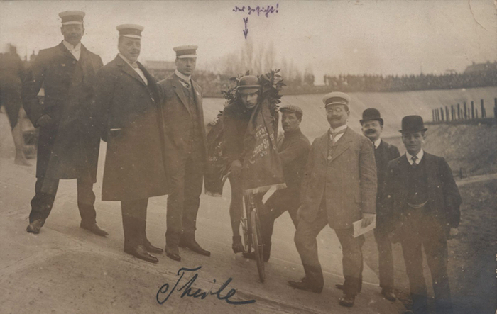 Theile, Fritz  | (1884-1911) S/W-Postkarte mit original Signatur von Fritz Theile (GER), Europameister der Profi - Steher 1910 und 3.Platz bei den inoffiziellen "Oberweltmeisterschaften 1910". Karte gelkaufen, 14.4.1910", 149 cm