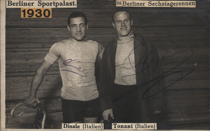Dinale, Alfredo  | (1900-1976) S/W-Postkarte mit original Signatur von Alfredo Dinale (ITA, links im Bild). Goldmedaille bei den Olympischen Spielen 1924 mit Italien in der Mannschaftsverfolgung. Weitere Signatur auf der Karte von Alessandro Tonani (1898-1938; Grio 1923 2x Zweiter Etappe 1923 Giro - PK); 13,5x9 cm