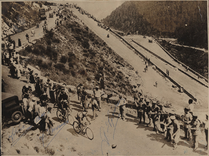 Speicher / Maes  | (1907-1978) S/W-Pressefoto mit Originalsignatur von Georges Speiche (FRA). Sieger der Tour de France 1933 und Weltmeister 1933. Dabei noch zwei weitere original Signaturen von Félicien Vervaecke (1907-1986;BEL; TDF: 1938 2.platz; 1935 + 1936 3.Platz; 1934 4.Platz) und Sylvère Maes (1909-1966). Belgischer Tour de France Sieger 1936 + 1939. 23x17 cm