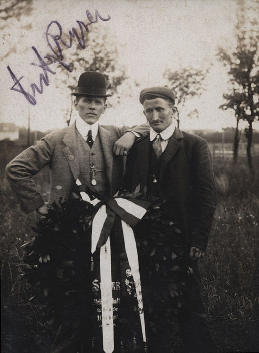 Ryser, Fritz  | (1873-1916!!!) S/W-Autogrammpostkarte original Signatur vom Radsport Weltmeister 1908 Fritz Ryser (SUI). 1899 wurde Ryser schweizer Straßenmeister, 14x9 cm