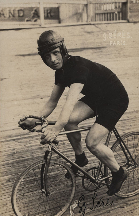 Sérès, Georges  | (1887-1951) S/W-Postkarte mit original Signatur von Georges Sérès (FRA). 1920 Weltmeister, 1924 Vize-Weltmeister, 1925 3.Platz. 1919-1925 5x meister Frankreich (Steher), 14x9 cm