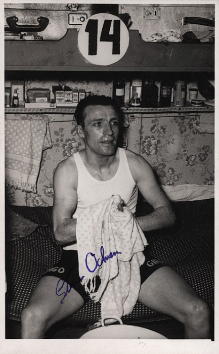 Ockers, Constant "Stan"  | (1920-1956) Originalsignatur auf s/w-Fotokarte von Constant "Stan" Ockers, belgischer Rad-Weltmeister 1955; 2.Platz Tour de France 1950 + 1952; 1955 + 1956 TdF Trikot Bester Sprinter. 14x9 cm.