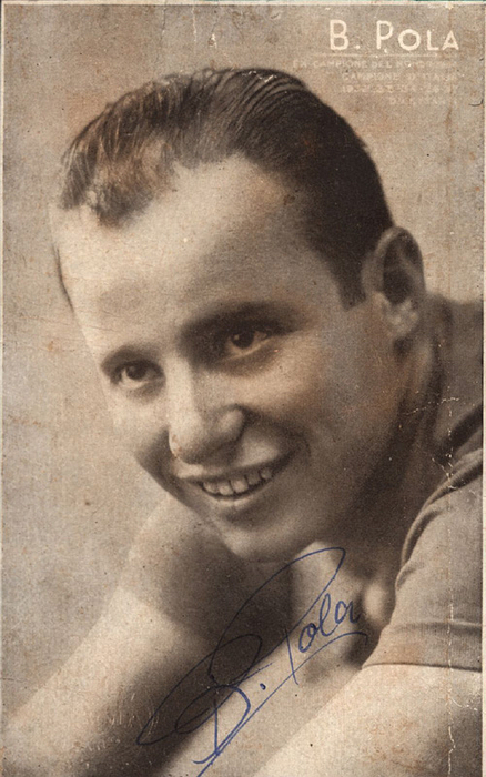 Pola, Benedetto  | (1915-2000) s/w Autogramm-Postkarte mit Originalsignatur von Benedetto Pola. Italienischer Radrennfahrer und Weltmeister 1934 im Sprint. 1933, 1934 und 1936 als Amateur Italienischer Meister im Sprint und 1938 italienischer Sprintmeister der Profis. 13x8 cm.