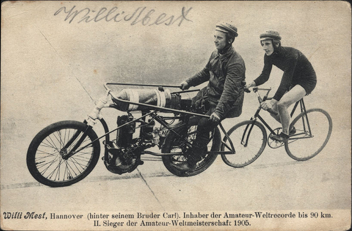 Mest, Willi  | (ca. 1880 - verstorben) S/W-Postkarte mit original Signatur von Willi Mest (GER). 2.Platz Bahnradsport-Weltmeisterschaften 1905 Steher Amatuere, 13,5x9 cm