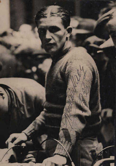 Maes, Romain  | (1913-1983) S/W-Pressefoto mit Originalsignatur von Romain Maes. Belgischer Tour de France Sieger 1935. 17,5x12 cm.