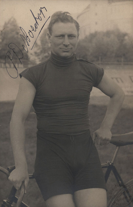 Moeskops, Piet  | (1893-1964) S/W-Postkarte mit Originalsignatur von Pieter Daniel „Piet“ Moeskops. Niederländischer Radrennfahrer. 5-facher Weltmeister im Bahnsprint 1921-1924 und 1926. 14,5x9  cm.