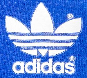 Sorry, no english description is available. ...  -  Condition: A-.....Trikot kurz; Größe 7/8; Vereins-Logo geflockt;adidas-Logo aufgedruckt; Werbeaufdruck 'RH Alurad' geflockt; Rückennummer geflockt; Schriftzug 'Schalke' geflockt; Trikot hat Gebrauchsspuren (Flecken, Schalke mit kleiner Beschädigung); adidas Climalite 2000. Der Einlieferer hat dieses Trikot direkt aus der Sammlung von Mathhias Herget. Der Nationalspieler Herget spielt nur in der Saison 1989/90 bei Schalke 04. - Bild 5